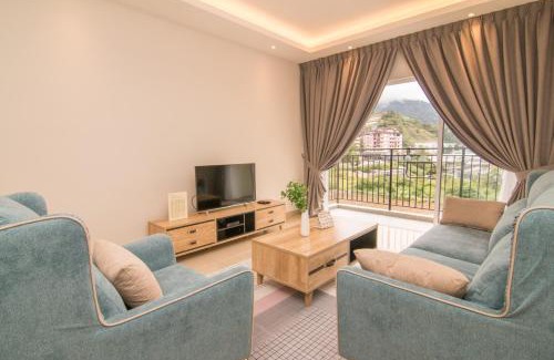 Kuala Terla Apartment | Gorgeous Sunset & Tea Plantation View-Premium Hotel Bed