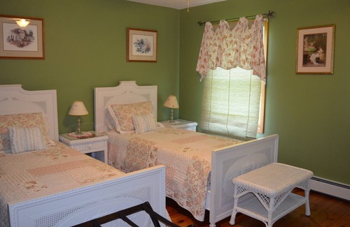 Richmond Bed & Breakfast | Gorgeous, Sunset Lake Views Over Lake Elizabeth
