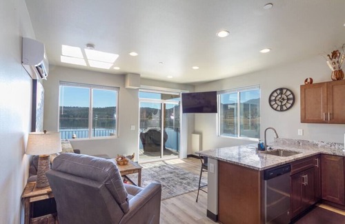 Valley House | Gorgeous Triplex Unit With Spectacular Lake Views!