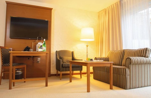 Ootmarsum Hotel | Gorgeous Twente Garden-View Room for Your Peaceful Stay - w/Private Sun Terrace