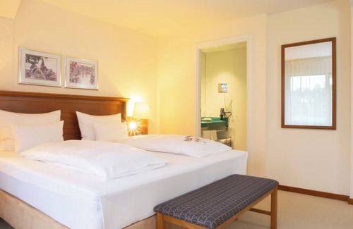 Ootmarsum Hotel | Gorgeous Twente Garden-View Room for Your Peaceful Stay - w/Private Sun Terrace