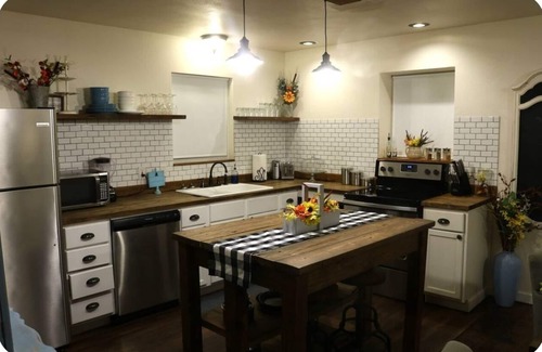Electra House | Gorgeous Two Bedroom Modern Farmhouse Cottage