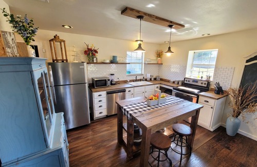 Electra House | Gorgeous Two Bedroom Modern Farmhouse Cottage