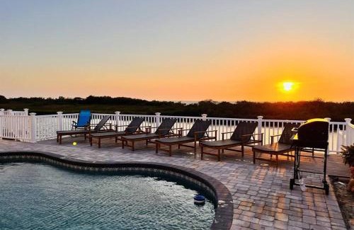Spring Hill House | Gorgeous vacation home on the water with heated pool and sand!