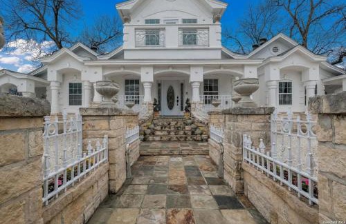 Southside House | Gorgeous Victorian with Games