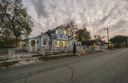Southside House | Gorgeous Victorian with Games