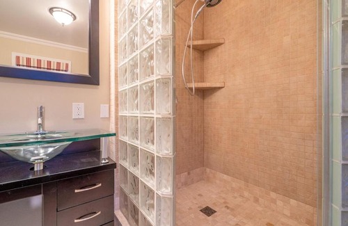 Emigrant House | Gorgeous Views, Big Hot Tub, 2 Fireplaces, IR Sauna, Spacious Rooms, Huge Deck