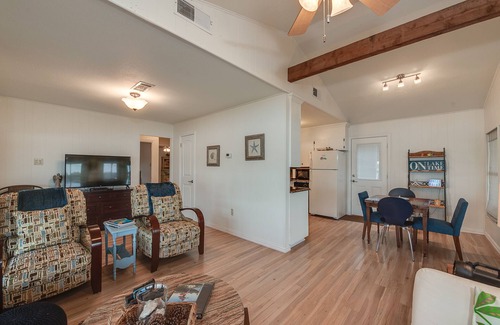 Graford House | Gorgeous views! Renovated waterfront. Cozy retreat. Super clean!
