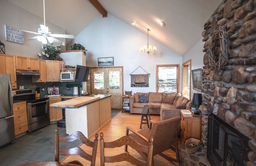Edgemont House | Gorgeous Waterfront Home on Greers Ferry Lake! Hiking, Swimming, Fishing & More