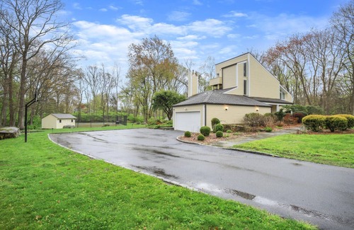 Weston House | Gorgeous Weston Retreat with Tennis & Hot Tub