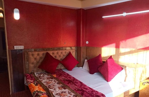 Knollswood Hotel | Goroomgo King Palace Shimla