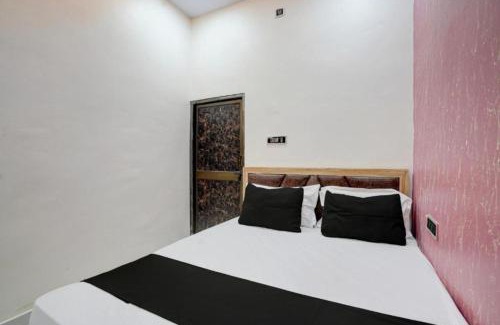 Mahmoorganj Hotel | Goroomgo Vrrinda Residency Varanasi - Perfect location with comfortable Room