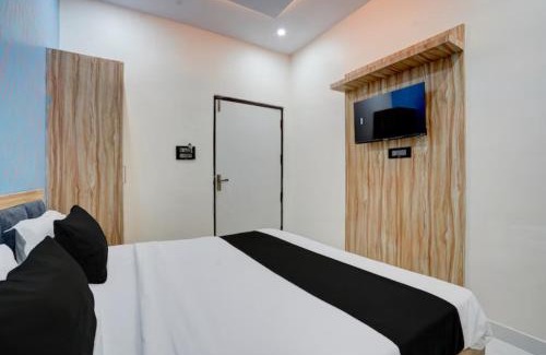 Mahmoorganj Hotel | Goroomgo Vrrinda Residency Varanasi - Perfect location with comfortable Room