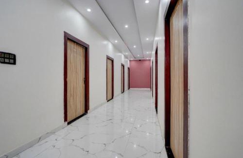 Mahmoorganj Hotel | Goroomgo Vrrinda Residency Varanasi - Perfect location with comfortable Room