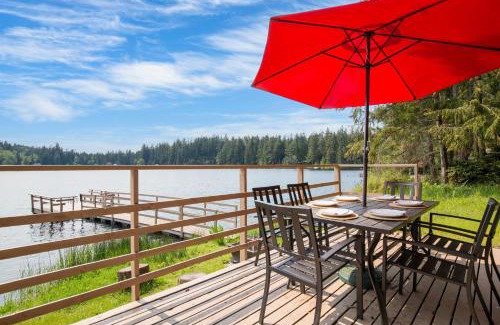 Langley House | Goss Lake Getaway by AvantStay Lakefront Escape
