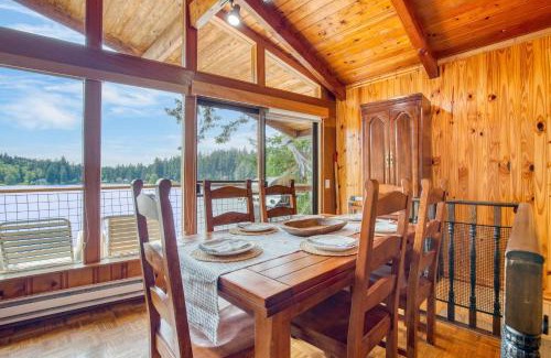 Langley House | Goss Lake Getaway by AvantStay Lakefront Escape