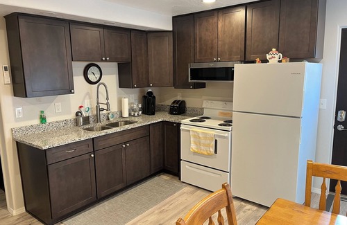 Hurricane Apartment | Gould’s Hideaway off street parking, close to Sand Hollow, Quail & Zion.