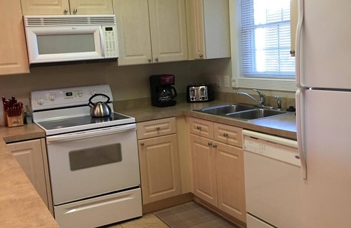 Central Myrtle Beach Condo | GR RATES! GR LOCATION! 2BEDRM w ELEVATOR, GOLF VIEW! FUN! APPRX 1 MILE TO BEACH!