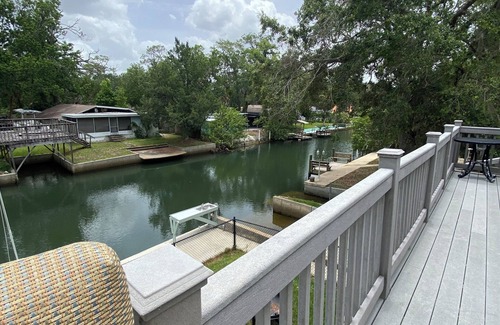 Weeki Wachee Gardens House | Grab your family, pups and your BOAT, this Weeki Wachee home sleeps 6!