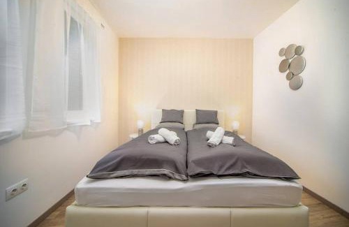 Palace District Apartment | Grace Pine Apartment 1