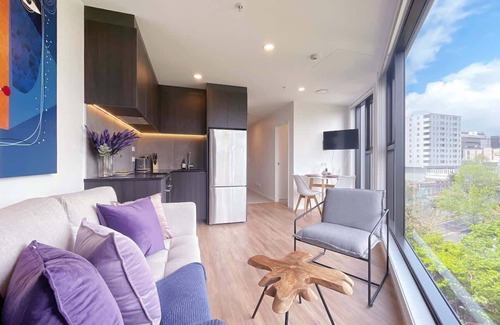 Newton Apartment | Graceful Parkside AC 1 Bed & 1 Study vs Pool & Gym
