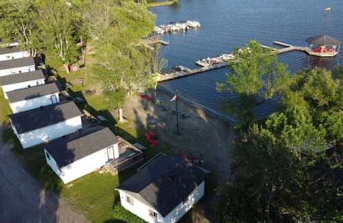 Lavigne Cottage | Graceland Cottages Flamingo #4 Lake front two bedroom cottage .