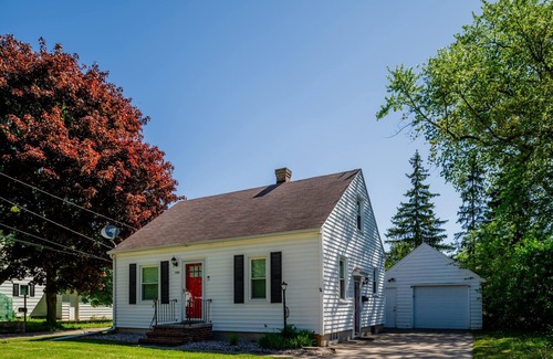 Appleton House | -Graceland Getaway - sleeps 6