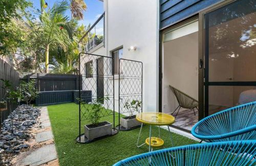 Sunshine Beach House | Graebill 2 Bedroom 2 Bathroom Light and Spacious Duplex Walk to Beach Great Outdoor Entertaining Area