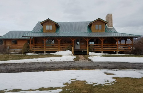 North Logan Cabin | Grammy's Log Cabin Mountain Views