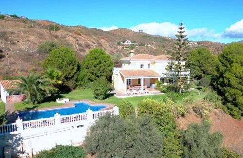 Benagalbon Villa | Gran villa con vistas al mar y piscina privada