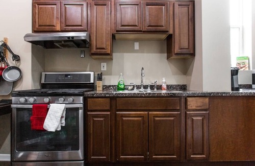 Woodlawn House | Grand 2 bedroom Greystone near UofC 300MBPS