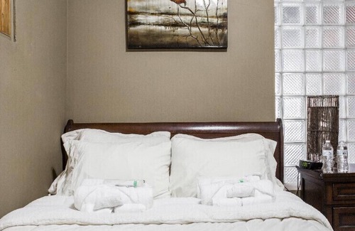 Woodlawn House | Grand 2 bedroom Greystone near UofC 300MBPS