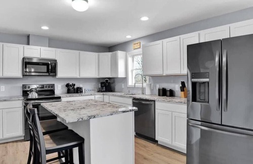 Blakeslee House | Grand 7BR Pocono Chalet | Gameroom | Walk to Lake