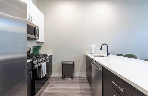 The Heights Apartment | Grand Apt mins toNYC wRooftop & PrivateParking
