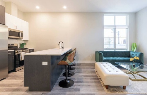 The Heights Apartment | Grand Apt mins toNYC wRooftop & PrivateParking