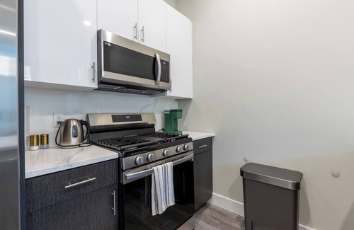 The Heights Apartment | Grand Apt mins toNYC wRooftop & PrivateParking