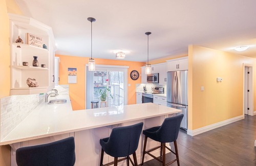 Grand Bend Cottage | Grand Bend Getaway Cottage | Hot Tub & Relax by the Beach | 6Bed+3Bath