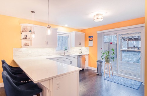 Grand Bend Cottage | Grand Bend Getaway Cottage | Hot Tub & Relax by the Beach | 6Bed+3Bath