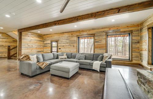 Broken Bow House | Grand Broken Bow Cabin with Hot Tub and Spacious Deck!