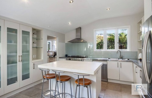 Auckland House | Grand Character Villa in Meadowbank