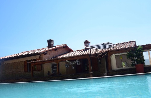 Poppi House | grand, comfortable holiday house in private setting with pool