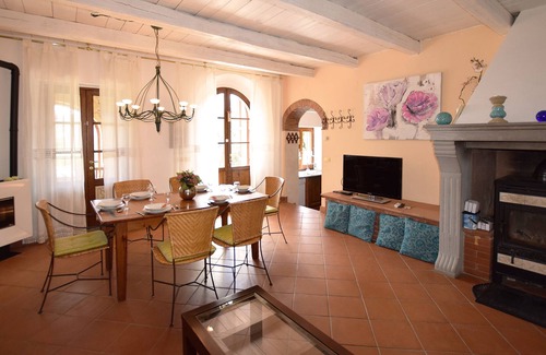 Poppi House | grand, comfortable holiday house in private setting with pool