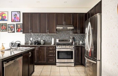 Durham Region Apartment | Grand family retreat w/7 BR, Pool Table & Hot Tub