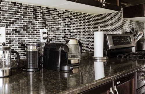 Durham Region Apartment | Grand family retreat w/7 BR, Pool Table & Hot Tub