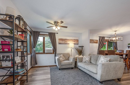 Grand Rapids House | || Grand Getaway || PET FRIENDLY! {New Listing}