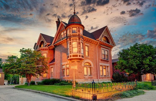 Springfield House | Grand Historic Retreat | 3BR Suite | Modern Comfort & Classic Charm