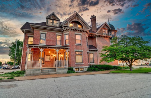 Springfield House | Grand Historic Retreat | 3BR Suite | Modern Comfort & Classic Charm