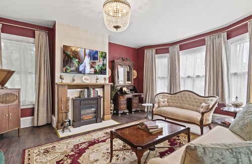 Springfield House | Grand Historic Retreat | Walk to Capitol & Attractions | Timeless Elegance