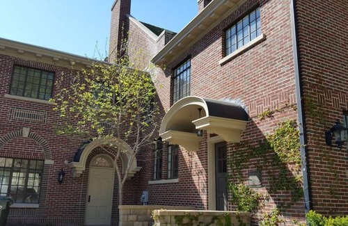 Lincoln House | Grand Home for 14 - Country Club Neighborhood!