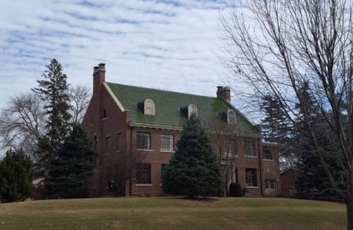 Lincoln House | Grand Home for 14 - Country Club Neighborhood!